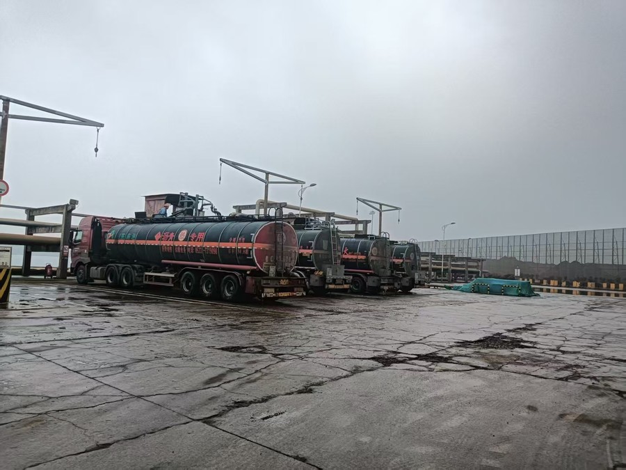 沖刺不停步，攻堅戰(zhàn)正酣——瀝青公司“雙節(jié)”期間完成5000噸進(jìn)口瀝青接卸工作